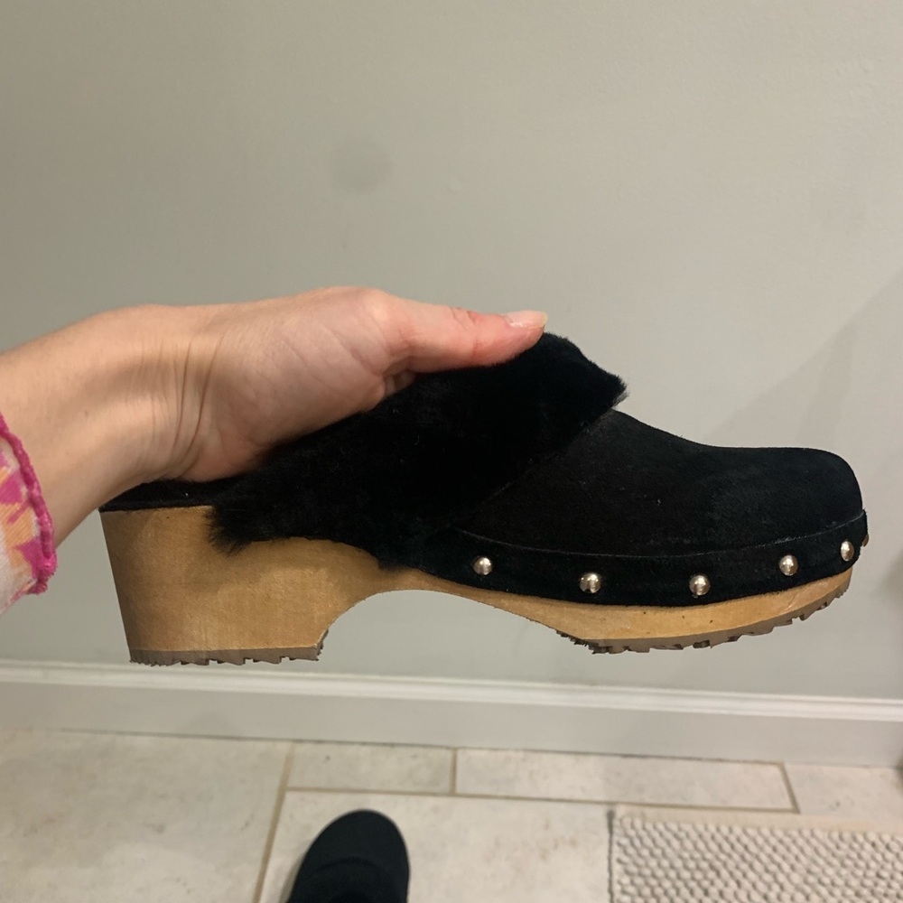 Cozy Sheepskin Clogs with Heel - Picture 8 of 8